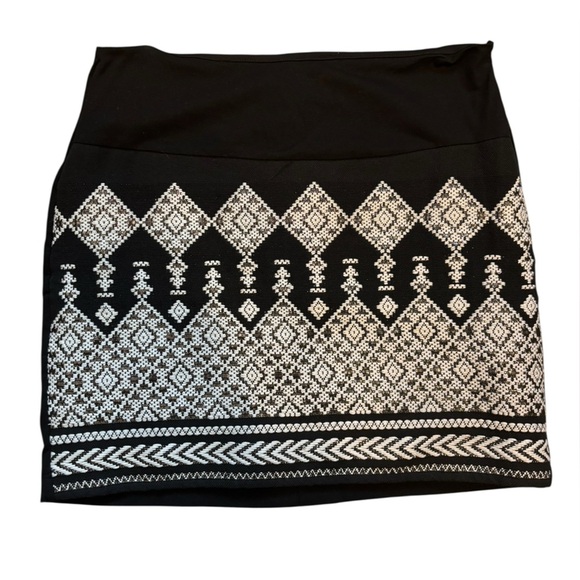 H&M Black Mini Skirt with Southwest Geometric White Print Design Size Medium - Picture 2 of 5